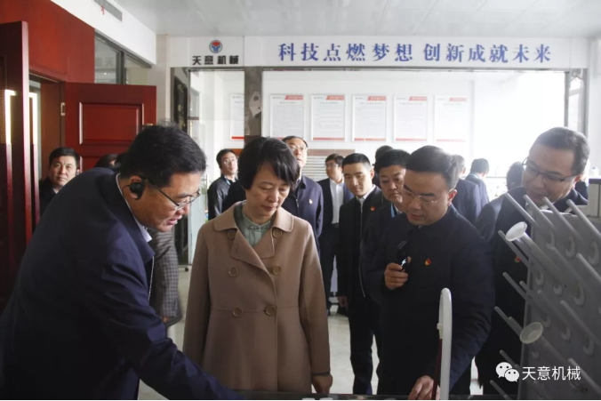濟(jì)寧市委常委、組織部部長(zhǎng)孔凡萍帶領(lǐng)全市“兩新”組織黨建工作現(xiàn)場(chǎng)觀摩團(tuán)蒞臨天意機(jī)械調(diào)研指導(dǎo)